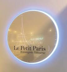 Le Petit Paris - Meet and Greet area